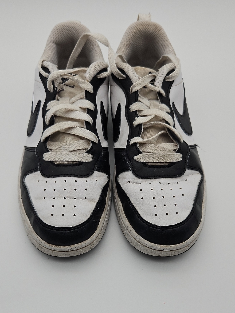 Nike Big Kids Black & White Low Sneakers sz 5.5Y Distressed, WELL WORN - Picture 2 of 7